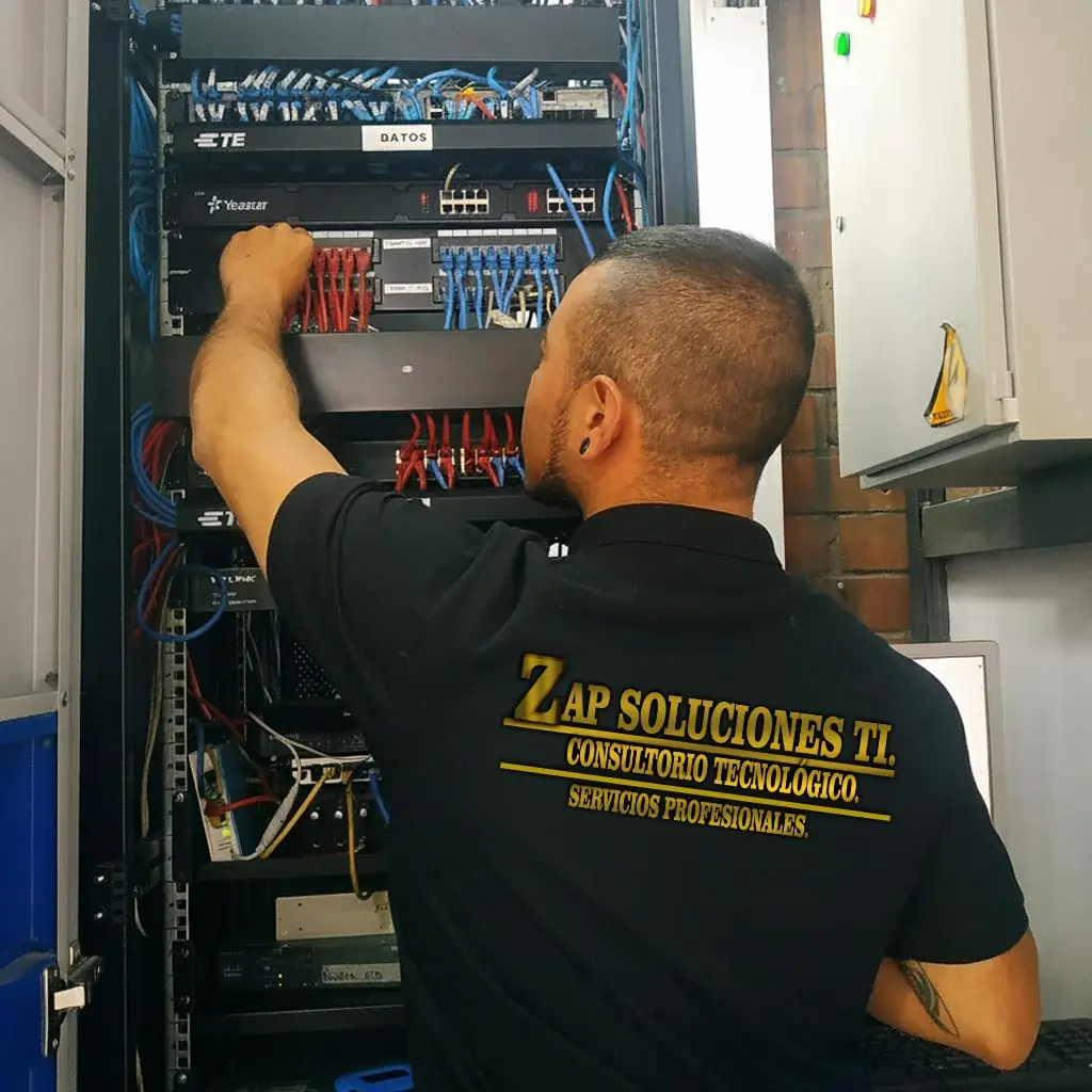 Técnico de Zap Soluciones TI organizando el rack de red de un cliente en Bogotá